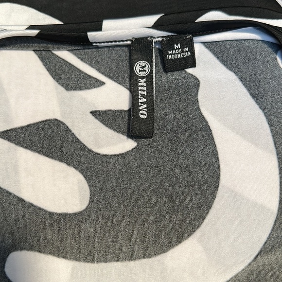 😊 Milano Ruffle Sleeveless Blouse - Picture 3 of 4